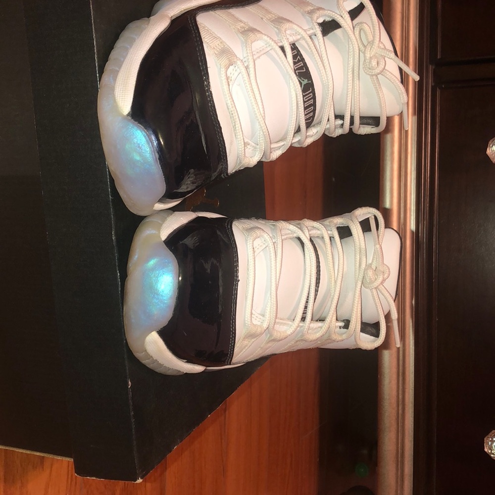 Jordan 11 emerald low